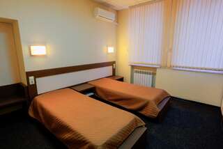 Отель Comfort Hotel & Hostel Запорожье Просторный двухместный номер с 2 отдельными кроватями-1
